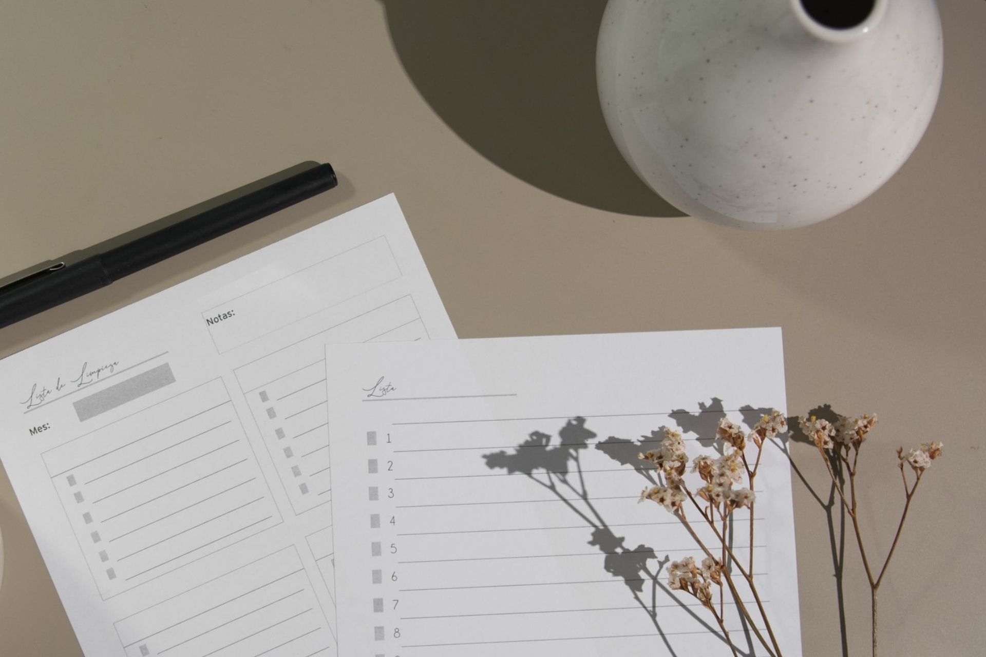 blanco lijstje op tafel