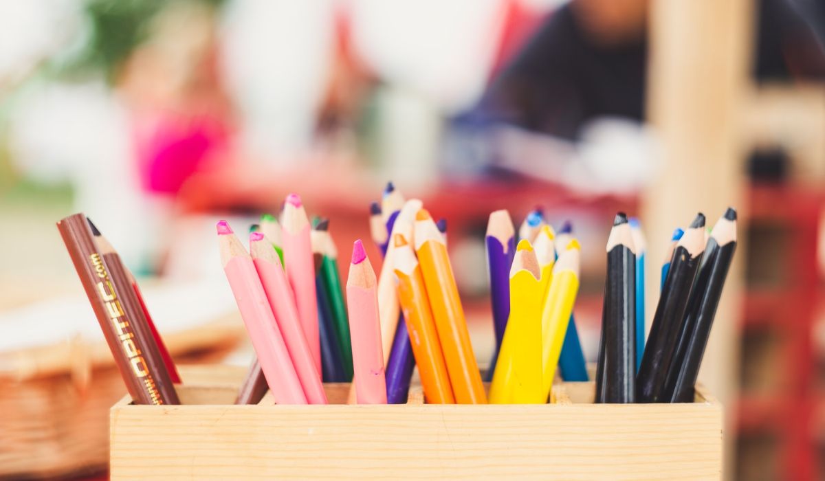 bak met kleurpotloden, ontwerpen nieuwe website