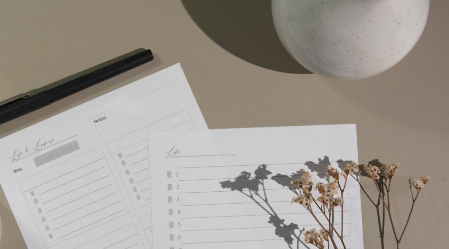 blanco lijstje op tafel